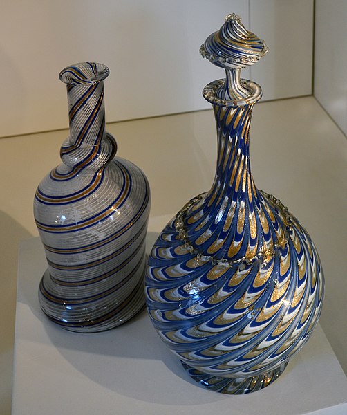 アヴェントゥリーナAvventurina技法で作られた壺と花瓶、ムラーノ・ガラス美術館所蔵